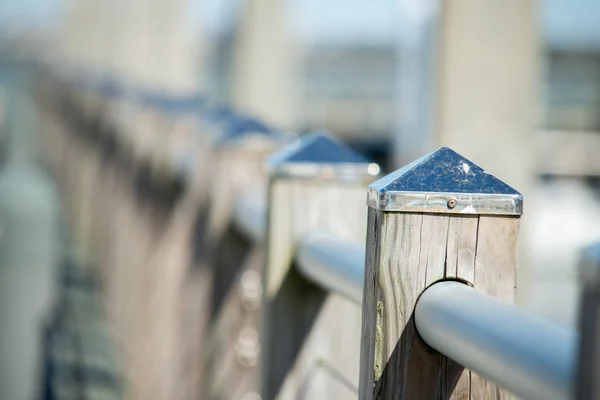 Guear spoor en veiligheid hek langs de haven pier in de haven — Stockfoto