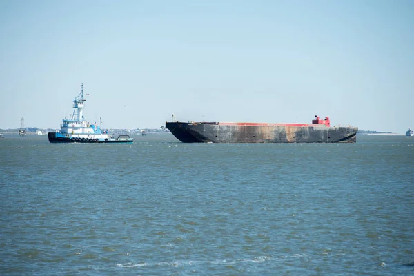 Rebocador barco e grande navio contêiner em chaleston sc — Fotografia de Stock