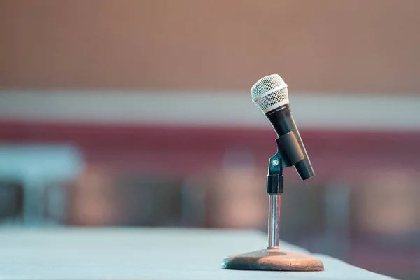 Announcer microphone on table before boxing ring — Stock Photo, Image