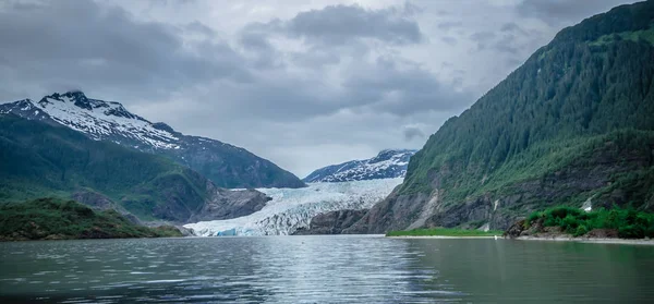 Paisagem em torno do parque glaciar mendenhall em juneau alaska — Fotografia de Stock