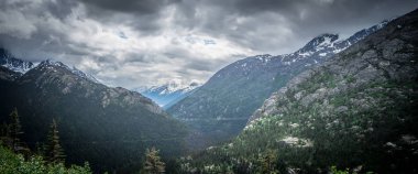 Beyaz Pass ve Yukon güzergah üzerinde büyük lan üzerinden geçen tren