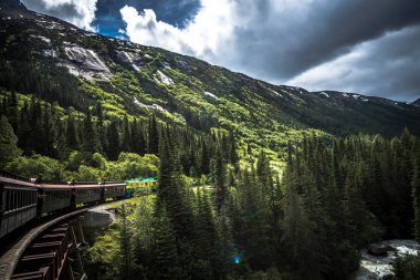 Beyaz Pass ve Yukon güzergah üzerinde büyük lan üzerinden geçen tren