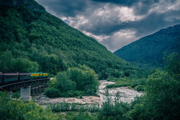 A fehér-hágó és a Yukon útvonal a vonat halad, hatalmas LAN-on keresztül — Stock Fotó