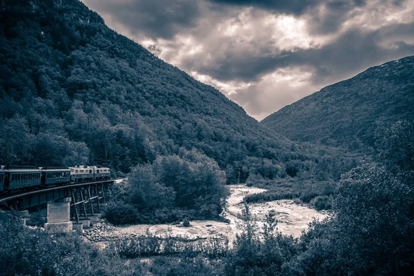 Beyaz Pass ve Yukon güzergah üzerinde büyük lan üzerinden geçen tren — Stok fotoğraf