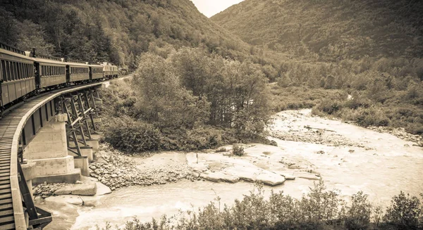 Beyaz Pass ve Yukon güzergah üzerinde büyük lan üzerinden geçen tren — Stok fotoğraf