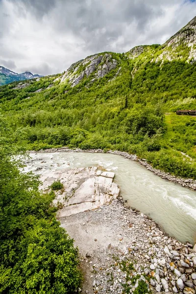 The White Pass and Yukon Route on train passing through vast lan — Stock Photo, Image