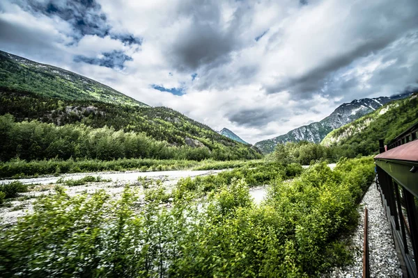 Der weiße Pass und die Yukon-Route im Zug, der durch weite — Stockfoto