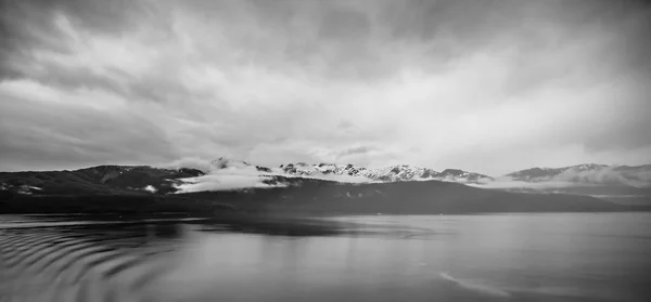 Alaska naturaleza y cordillera con paisaje marino en junio — Foto de Stock