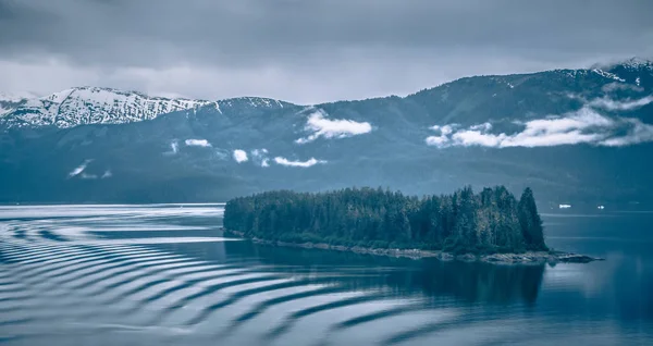 Tracy brazo fiordo paisaje en junio en Alaska — Foto de Stock