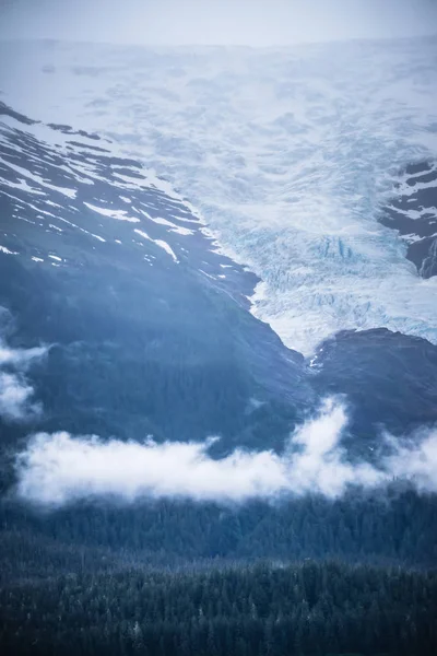 Día lluvioso y niebla sobre glaciares de montaña de Alaska — Foto de Stock