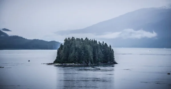 アラスカ自然と 6 月に海と山の範囲 — ストック写真