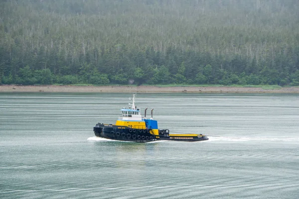 Remolcador pequeño en movimiento en la bahía en Alaska — Foto de Stock