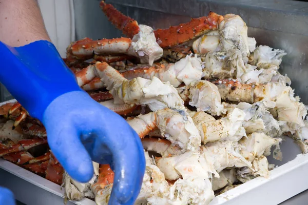 Savoureux cuisses de crabe roi cuit à la vapeur prêt à manger en Alaska — Photo