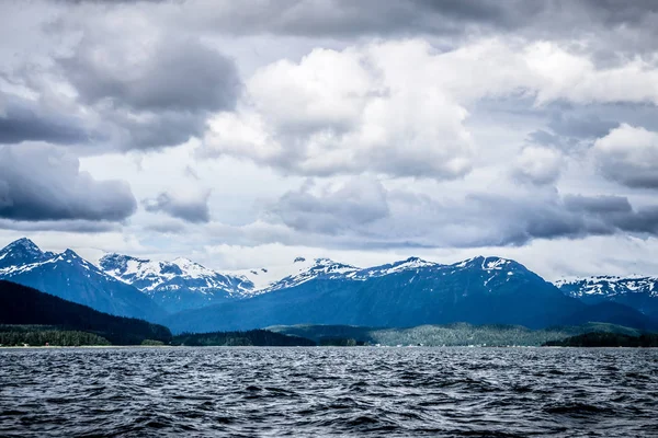 Hegység jelenetek júniusban, ezen a környéken: juneau, Alaszka — Stock Fotó