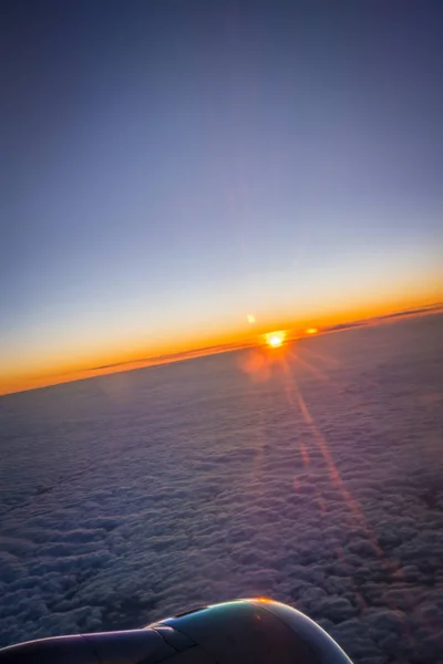 日の出時の航空機の窓から見た雲と空 — ストック写真