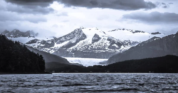 Bergketen scènes in juni rond juneau, alaska — Stockfoto