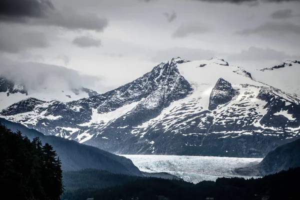 Chaînes de montagnes en juin autour de juneau alaska — Photo