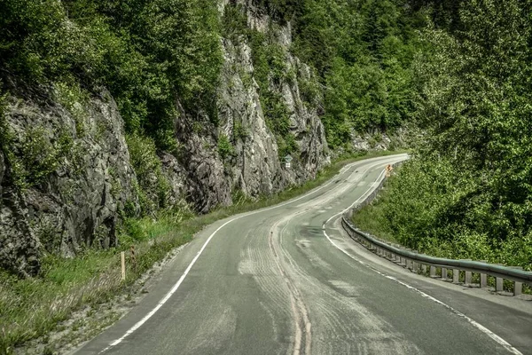 Driving through white pass highway in alaska to british columbia — Stock Photo, Image