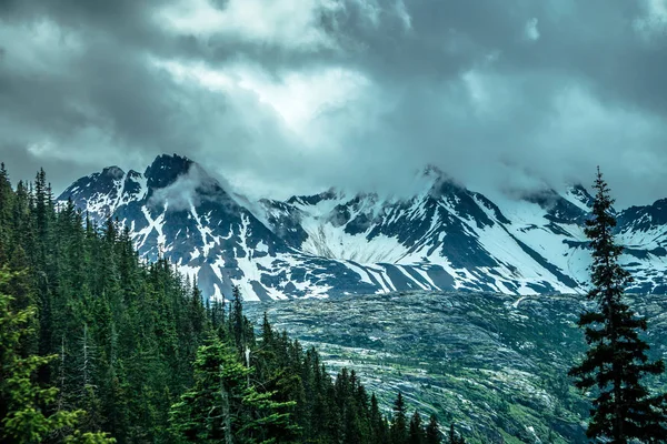 Rocky mountains přírodou scény na Aljašce british columbia hranici — Stock fotografie