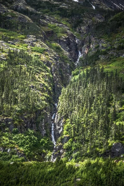 Pequenas cachoeiras nas encostas das montanhas do Alasca — Fotografia de Stock