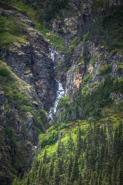 Küçük şelaleler dağ yamaçlarında alaska Dağları — Stok fotoğraf