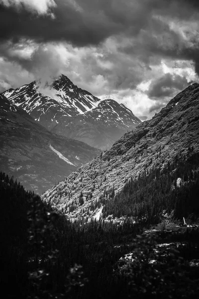 Montanhas rochosas cenas da natureza no Alasca fronteira colúmbia britânica — Fotografia de Stock