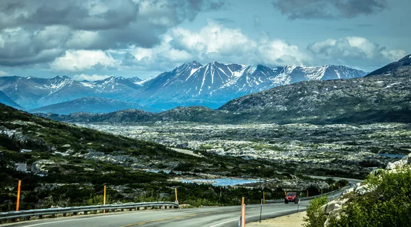 Montagnes rocheuses scènes de nature sur l'Alaska Colombie britannique frontière — Photo