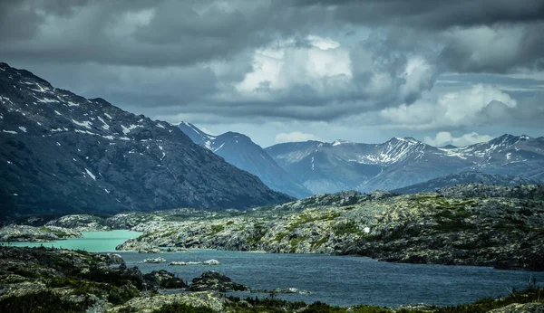 Rocosas montañas naturaleza escenas en alaska británico columbia frontera — Foto de Stock