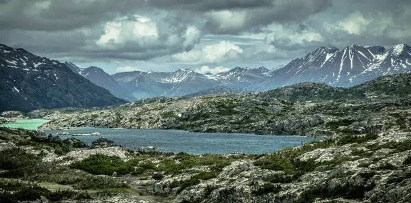 Rocosas montañas naturaleza escenas en alaska británico columbia frontera — Foto de Stock