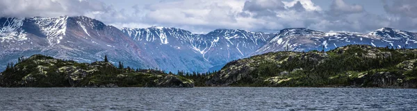洛基山脉自然场面在阿拉斯加不列颠哥伦比亚省边界 — 图库照片