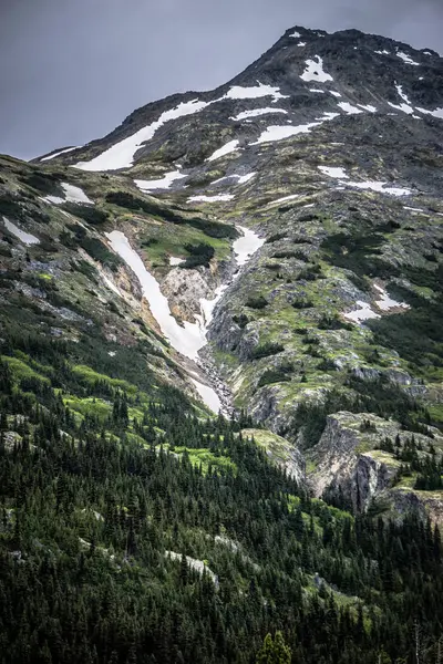 Маленькі водоспади на гірських схилах в горах Аляски — стокове фото
