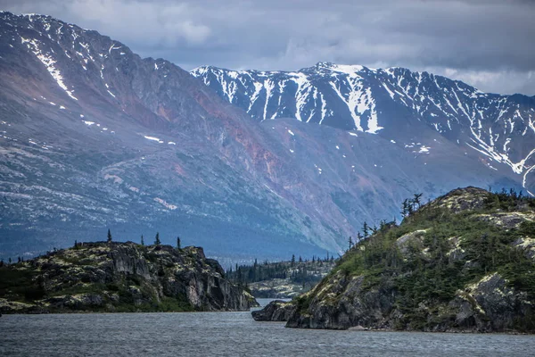 Rocky mountains přírodou scény na Aljašce british columbia hranici — Stock fotografie