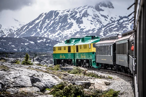 Scenic train from Skagway to White Pass Alaska — Stock Photo, Image