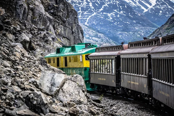 Прогулянковий потяг з Skagway до білих перевалу Аляски — стокове фото