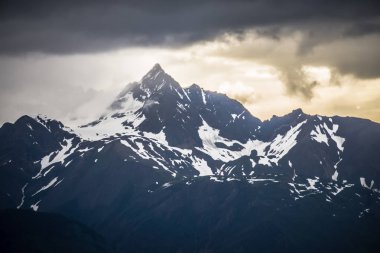 çamur Körfez alaska dağ silsilesi gün batımında