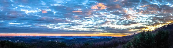 Montanhas fumegantes panorama cume azul ao pôr do sol — Fotografia de Stock