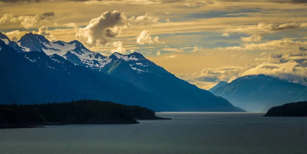 Baía de lama Alaska gama de montanhas ao pôr do sol — Fotografia de Stock