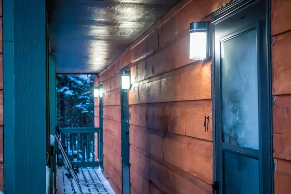 Icicles em uma estrutura de madeira no inverno depois da tempestade de neve — Fotografia de Stock