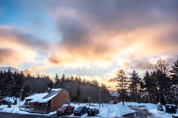 Mooie zonsopgang boven de horizon op sneeuwschoentrails berg west virgini — Stockfoto