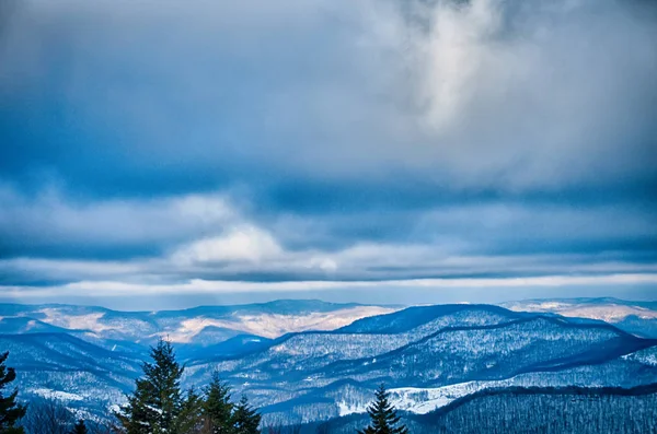 Hermosa naturaleza y paisajes alrededor de la estación de esquí de raquetas de nieve en cass — Foto de Stock