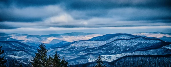 Hermosa naturaleza y paisajes alrededor de la estación de esquí de raquetas de nieve en cass — Foto de Stock