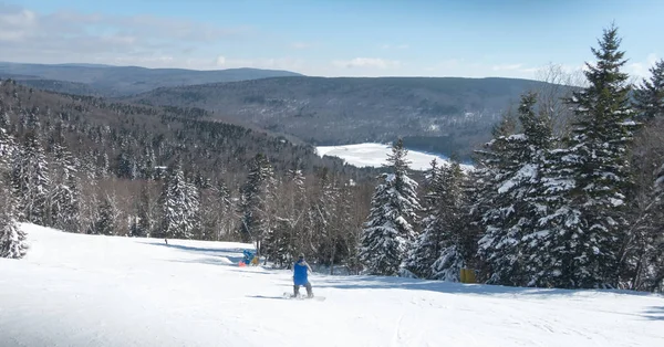 Piękna przyrody i krajobrazów w rakietach śnieżnych ski resort w cass — Zdjęcie stockowe