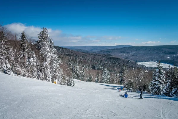 Krásná příroda a krajina kolem zimní lyžařské středisko v cass — Stock fotografie