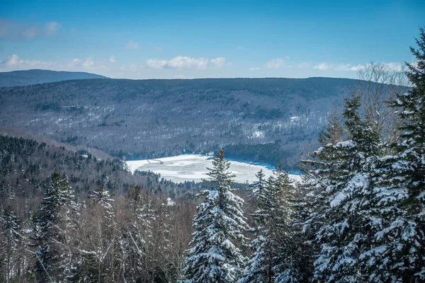 Beautiful nature and scenery around snowshoe ski resort in cass — Stock Photo, Image