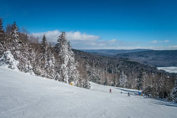 Hermosa naturaleza y paisajes alrededor de la estación de esquí de raquetas de nieve en cass —  Fotos de Stock