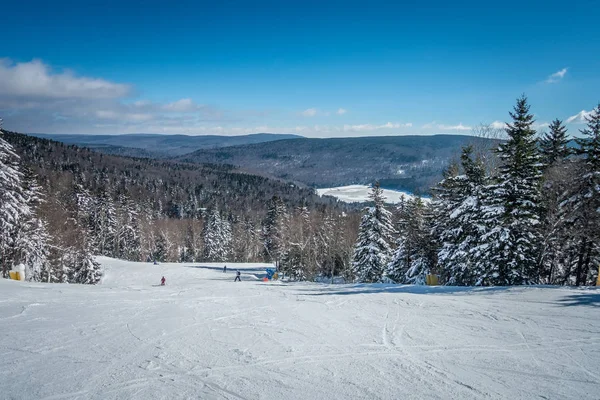 Belle nature et paysages autour de la station de ski en raquettes à neige en cass — Photo