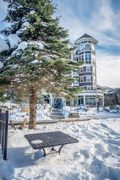 Raquetas de nieve pueblo de montaña y restaurantes y tiendas en un d soleado —  Fotos de Stock