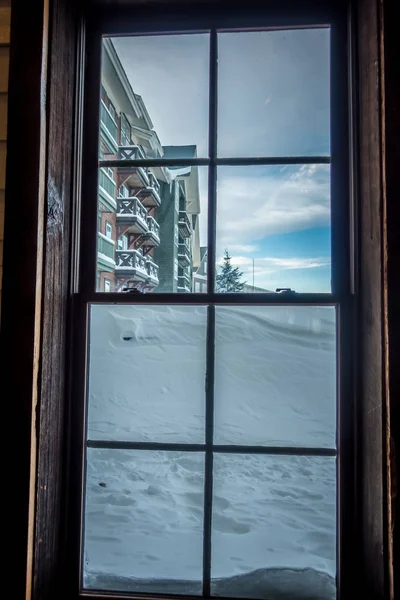Kar yığınları pencere pervazına kış fırtına sonra yukarıda — Stok fotoğraf