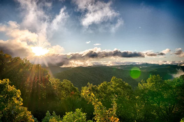 Mattina presto autunno nebbioso foto a blu cresta parkway nord auto — Foto Stock