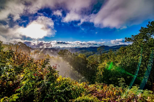 Mattina presto autunno nebbioso foto a blu cresta parkway nord auto — Foto Stock